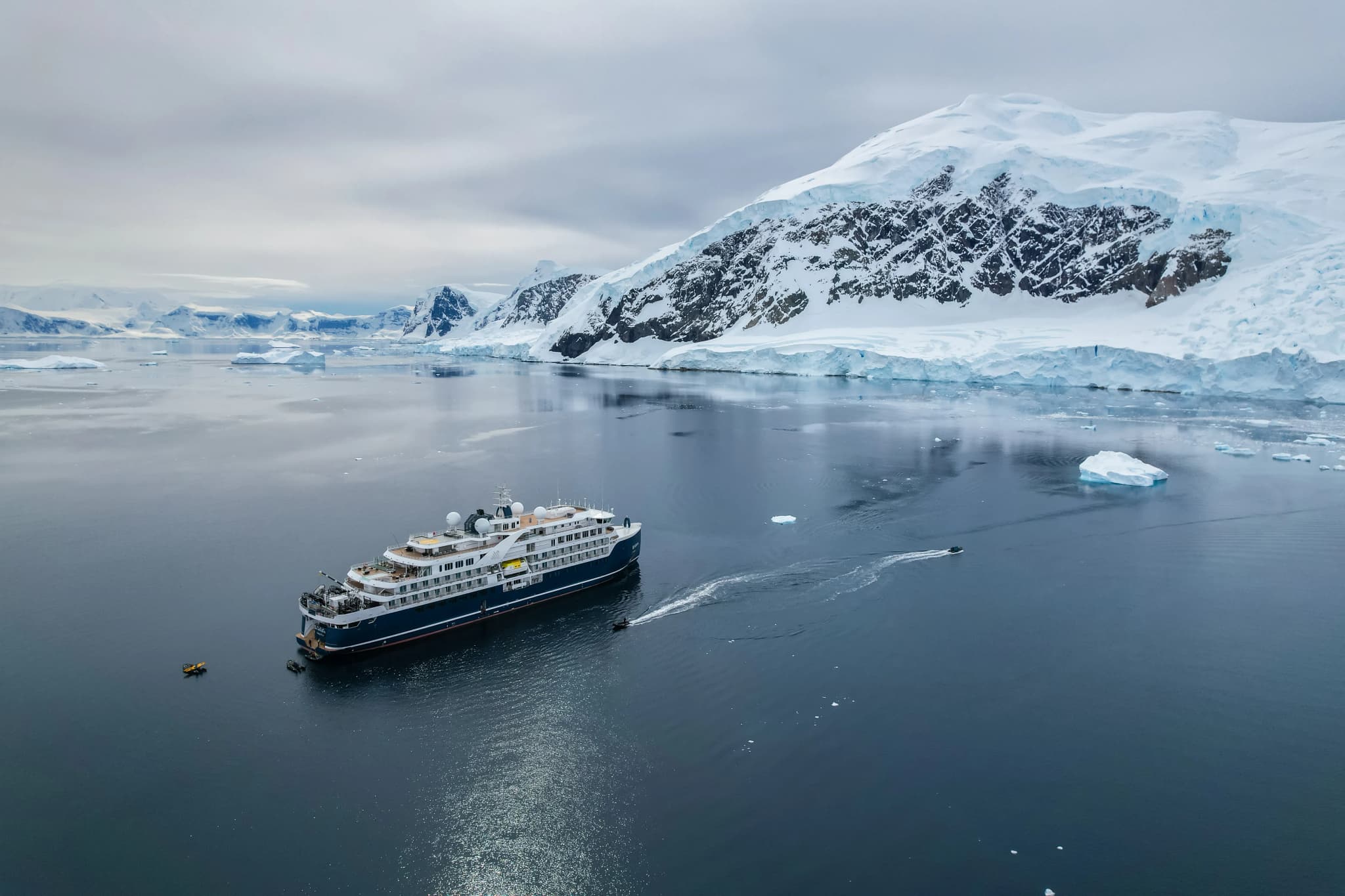 SH Minerva at sea